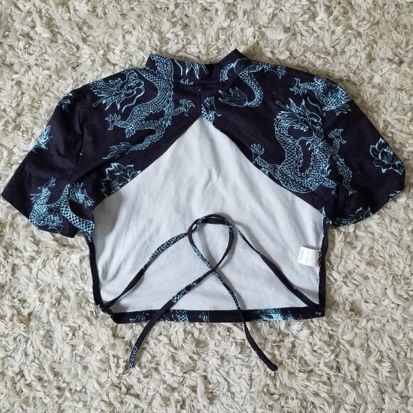 Dragon Print Tie Back Crop Top - Picture 4 of 10